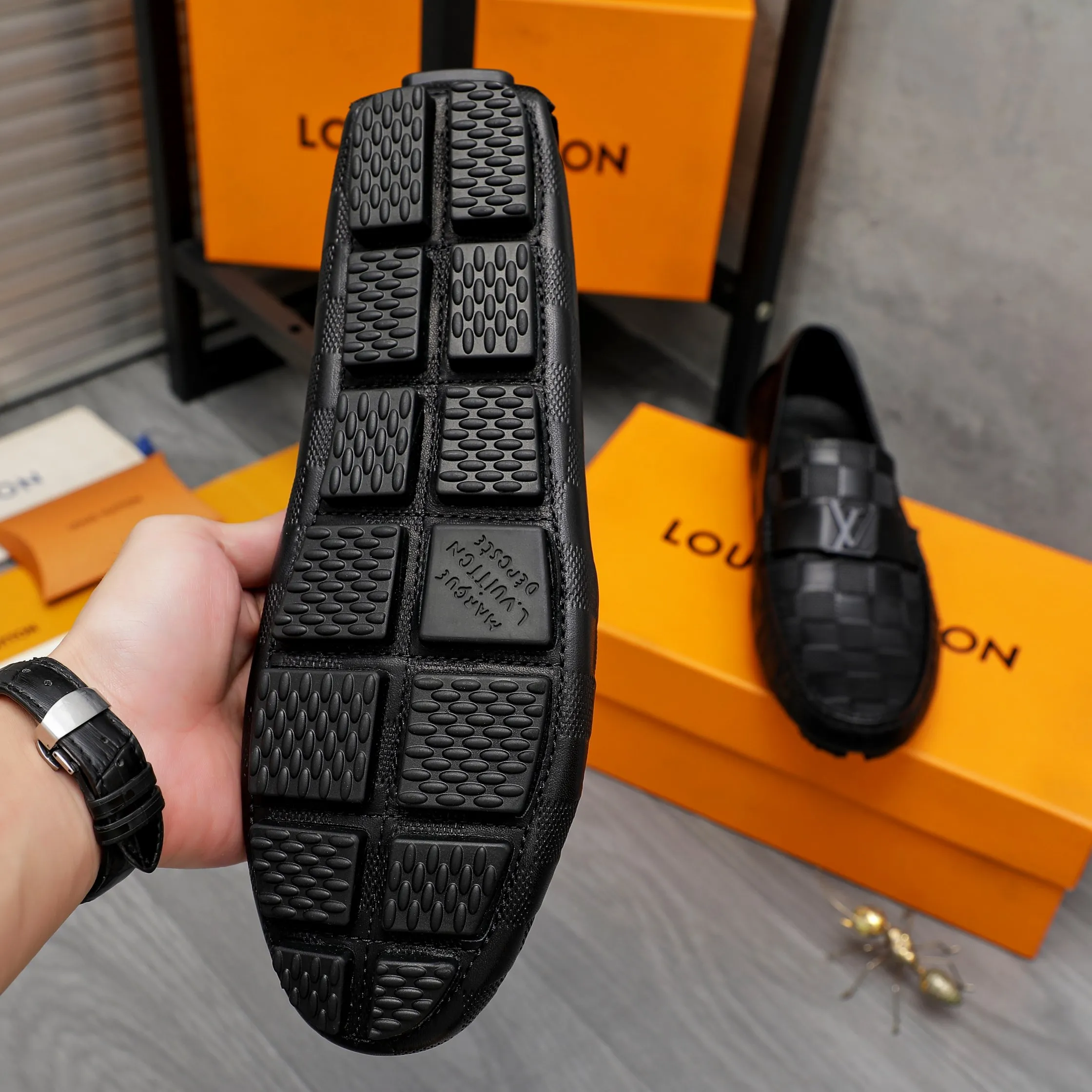 Men's shoes💰400 Product trademark: LV "Louis Vuitton" business slip-on leather shoes Regular size: 38-45 (45 is custom-made and non-returnable) Product materials: Selected high-quality cowhide embossed upper, pigskin lining, rubber outsole